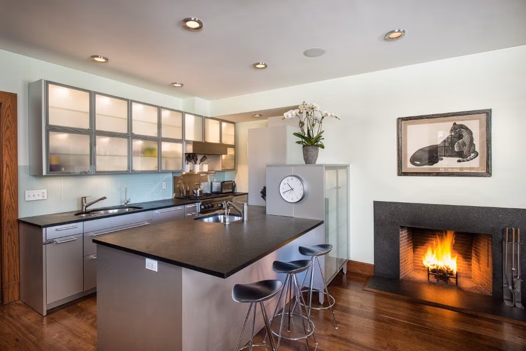 Trong 2 gian phòng khách đều có khu vực bếp riêng, lò sưởi riêng tuy nhiên diện tích của nó hơi nhỏ.