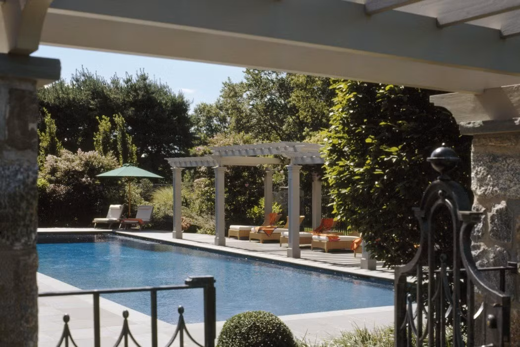 …sau đó nhảy xuống hồ bơi rộng lớn được bao quanh bởi những hàng cây xanh ngắt này.