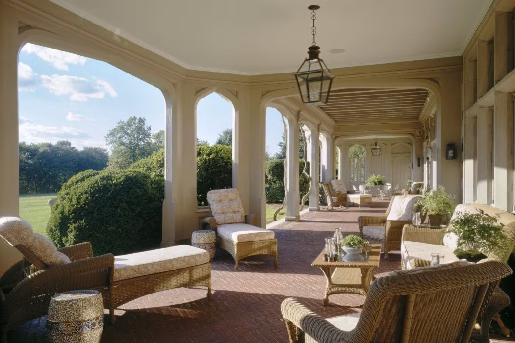 Hãy tưởng tượng cảnh bạn đang nằm dài trên chiếc ghế sofa này để tắm nắng và thả hồn vào thiên nhiên.