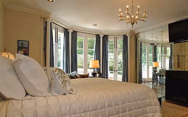 Phòng ngủ thoáng đãng, được trang trí với gam màu trắng chủ đạo.