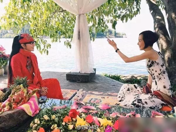 Bao quanh biệt thự của nữ nghệ sĩ 58 tuổi được cô chăm chút trồng đủ loại hoa với muôn sắc màu. Vì vậy dù đứng ở bất kỳ vị trí nào trong biệt thự cũng đều nhìn thấy hoa tươi đua nở.