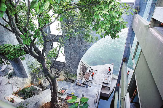 Từ biệt thự có cầu thang dẫn trực tiếp xuống hồ Nhĩ Hải. Phía trên có cầu bán nguyệt ngồi thưởng trà ngắm cảnh sống nước mênh mang vô cùng lãng mạn và nên thơ.