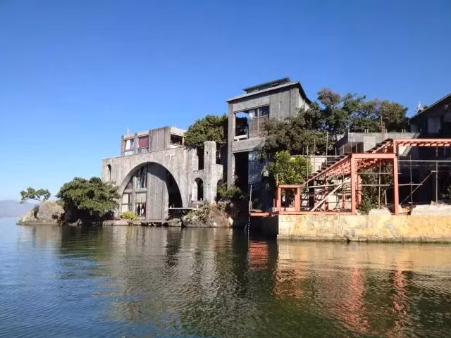 Trong chương trình lần này, “chim công làng múa” tận tình dẫn MC Lỗi Dự thăm thú từng ngóc ngách trong biệt thự.