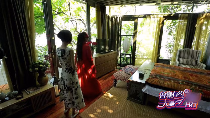 Dương Lệ Bình còn tỉ mỉ giới thiệu cho khán giả về cách bài trí, sắp xếp nội thất, không gian xung quanh tổ ấm mới của cô.