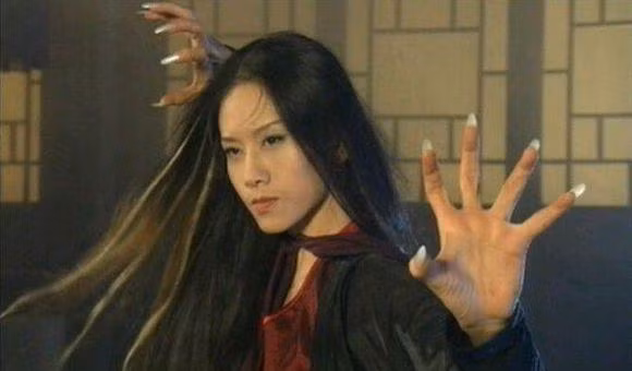 Nữ nghệ sĩ từng thủ vai thành công nhân vật ác nữ Mai Siêu Phong trong Anh hùng xạ điêu phiên bản 2003, đóng chung cùng Lý Á Bằng và Châu Tấn. Vai diễn nhỏ nhưng gây ấn tượng với khán giả nhờ ngoại hình lẫn diễn xuất của nữ nghệ sĩ múa tên tuổi.