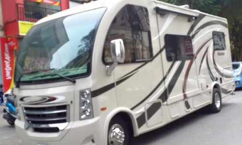 Chiếc xe được ví "chuyên cơ mặt đất" gây xôn xao.