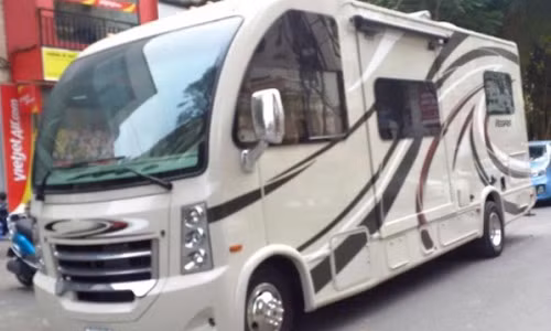 Chiếc xe được ví "chuyên cơ mặt đất" gây xôn xao.