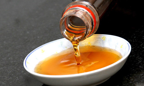 Nước mắm là gia vị không thể thiếu trong bữa ăn mỗi gia đình.