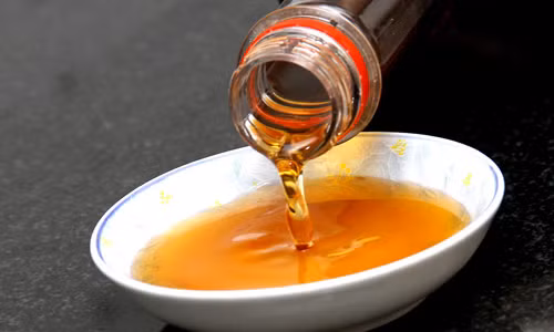 Nước mắm là gia vị không thể thiếu trong bữa ăn mỗi gia đình.