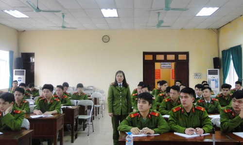 Trung úy Thanh và các đoàn viên của mình.