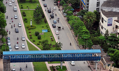 Tuyến Văn Cao – Liễu Giai – Nguyễn Chí Thanh cũng mất 26 tỷ đồng cho nhà thầu thực hiện công việc duy trì cây xanh, thảm cỏ. Ảnh: Tiến Tuấn.