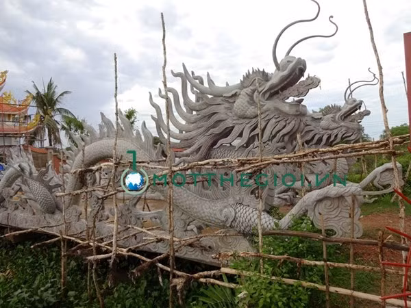 Hai con rồng uy nghiêm ngay cổng vào...