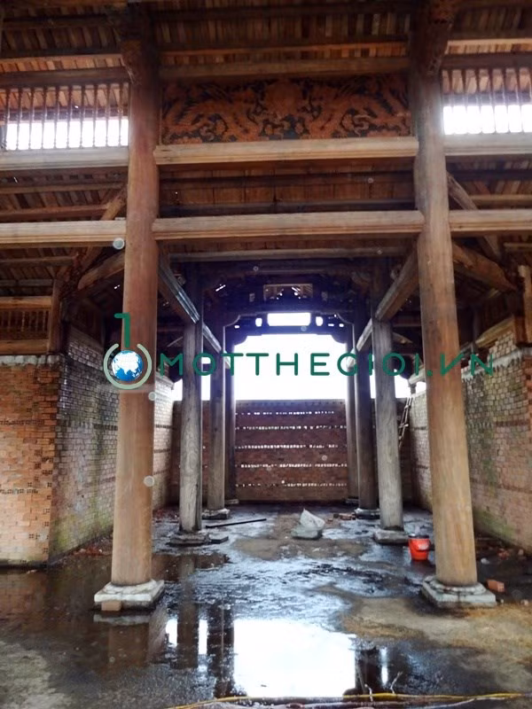 Nếu chú ý, phía trên nóc ngôi nhà thờ, cũng có rất nhiều hình rồng được chạm khắc.