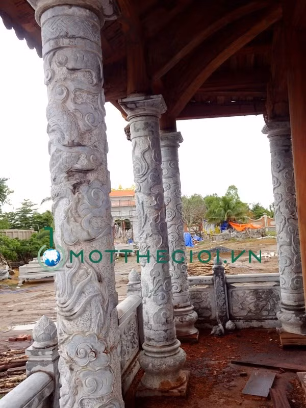Những con rồng rất sinh động trên thân cột đá.