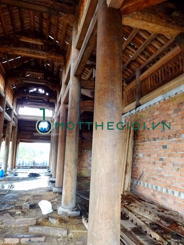 Những cột gỗ lim quý nhiều tuổi này được mang từ Bắc vào.