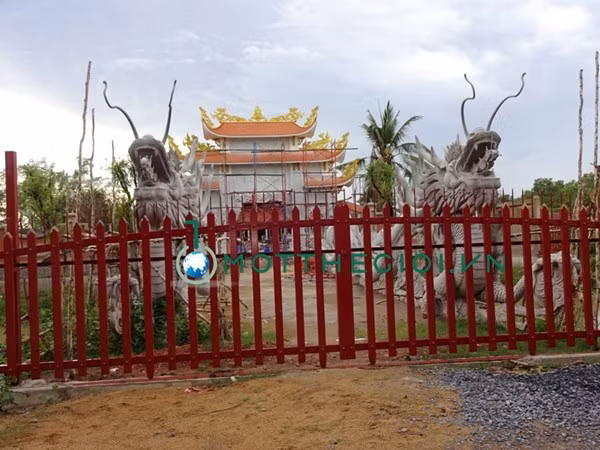 Lối chính vào ngôi nhà thờ Tổ của danh hài Hoài Linh.