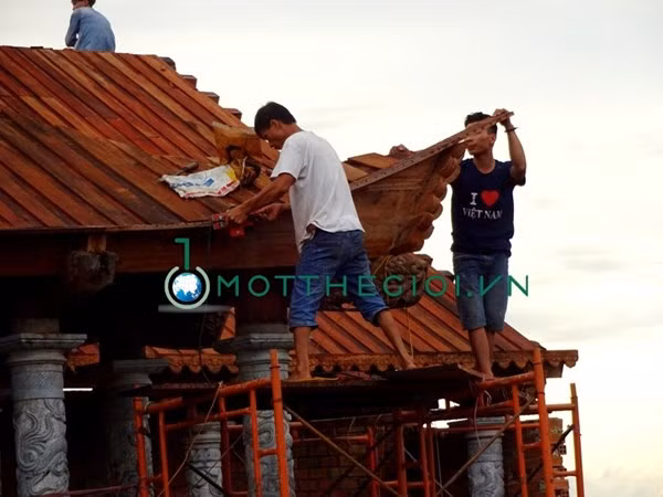 Mái của ngôi nhà thờ Tổ cũng được lợp bằng những tấm gỗ lim mỏng.