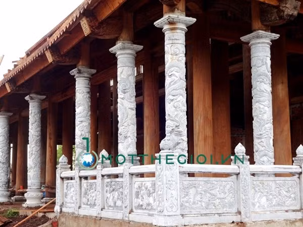 Phía trước ngôi nhà là những cột đá cẩm thạch trắng, chạm khắc hình rồng.