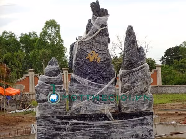 3 tảng đá "phụ tử" được đặt ở trọng tâm khuôn viên rộng lớn của nhà thờ, được thiết kế những dòng sông uốn quanh. Mặt sau tảng đá "phụ" khắc chữ "Đạo" đầy ý nghĩa.