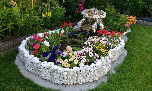 Ngoài những loài hoa theo mùa, trong vườn hoa đẹp của mình, chị Phương trồng thêm một số loài hoa thích ứng với mọi thời tiết trong năm như mai mỹ, hoa đào, trúc đào, hoa hồng và hoa mộc lan,…Chị Phương chia sẻ: “Các bạn thân khi tới nhà mình chơi, họ thường khen khu vườn như một công viên nhỏ có đầy đủ các loài hoa với sắc màu khác nhau. Đặc biệt, mình cũng đặt tên cho khu vườn là công viên “mini” để mọi người vui chơi những ngày cuối tuần”.