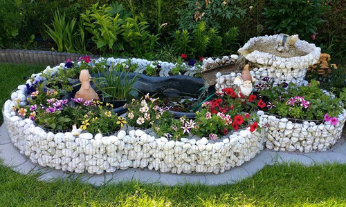 Trong khu vườn muôn sắc hoa nhỏ ấy, chị Phương yêu thích nhất loài hoa bướm. Năm nào cũng vậy, chị Phương có gieo 1 gói hoa bướm thể thỏa sức niềm yêu thích. Ngoài ra, chị còn thích trang trí khu vườn bằng tiểu cảnh nhỏ.