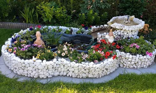 Trong khu vườn muôn sắc hoa nhỏ ấy, chị Phương yêu thích nhất loài hoa bướm. Năm nào cũng vậy, chị Phương có gieo 1 gói hoa bướm thể thỏa sức niềm yêu thích. Ngoài ra, chị còn thích trang trí khu vườn bằng tiểu cảnh nhỏ.