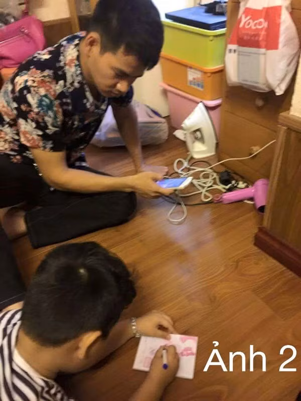 Kèm theo những dòng chú thích ảnh, danh hài Xuân Bắc còn hài hước "mời mọc" mọi người làm "mẫu" cho họạ sĩ nhí - bé Bi: "Con tôi nó vẽ chân dung tôi đấy bà con ơi. Có ai muốn vẽ miễn phí không? đăng kí đê".