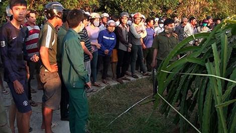 Rất đông người hiếu kỳ đến hiện trường khi nghe tin phát hiện thi thể anh Đồng.