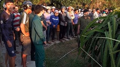 Rất đông người hiếu kỳ đến hiện trường khi nghe tin phát hiện thi thể anh Đồng.