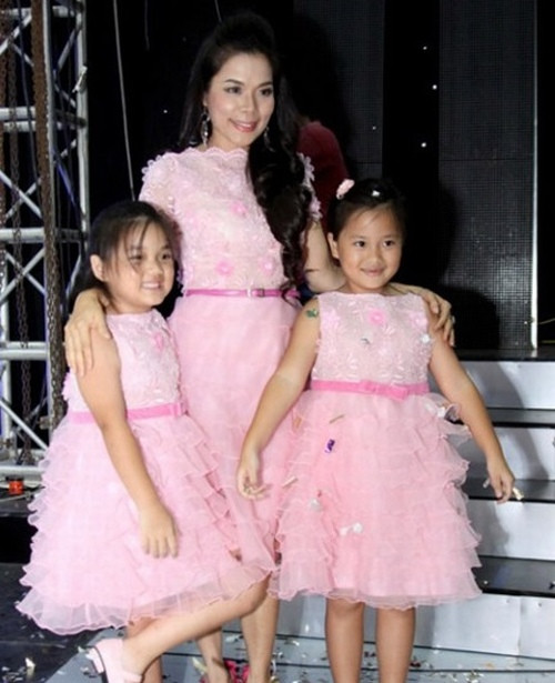 2 bé Misa và Misu nhà Mỹ Lệ cũng không chịu “thua bạn kém bè” khi được bố mẹ cho theo học ở trường quốc tế Đức từ nhỏ. Hiện tại ở cấp tiểu học, học phí của mỗi bé khoảng 280 triệu đồng một năm. Được biết, hai con gái Mỹ Lệ được học đến 6 ngoại ngữ trong trường.