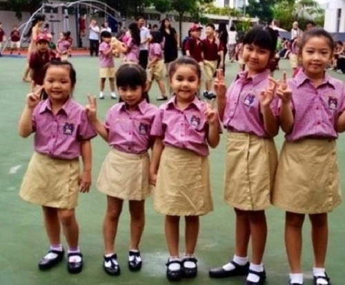 Vợ chồng MC Quyền Linh cũng đầu tư rất lớn cho con cái trong việc học. Được biết, hai cô con gái cưng của Quyền Linh và bà xã Dạ Thảo là Hạt Dẻ và Lọ Lem đang đi học ở một trường quốc tế hàng đầu Sài thành. Khối lớp tiểu học của con Quyền Linh năm 2016 -2017 có mức học phí là 276 triệu đồng/ năm, đồng nghĩa với việc vợ chồng anh phải chi ra hơn nửa tỉ mỗi năm để hai con gái được học trong môi trường học chất lượng cao nhất.