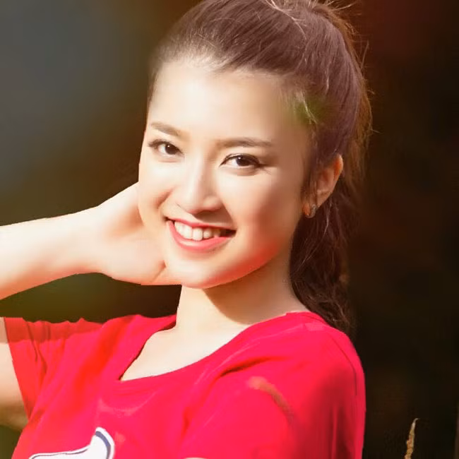 Phạm Quỳnh Anh là sinh viên ưu tú của trường Đại học Mỹ thuật Công nghiệp Hà Nội. Cô nàng tốt nghiệp thủ khoa với số điểm 8,24 và điểm rèn luyện xuất sắc toàn khóa.