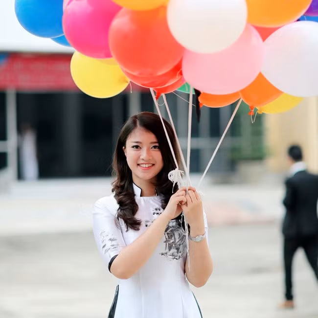 "Học ngành này, chúng mình phải tiếp xúc với sơn và dầu hỏa khá nhiều. Một số bạn bị dị ứng nặng phải chuyển cả ngành học. Công đoạn khó khăn nhất có lẽ là mài tranh sau khi vẽ, phải dùng giấy giáp mài tỉ mỉ từng chút một để tranh thật phẳng", Quỳnh Anh chia sẻ.