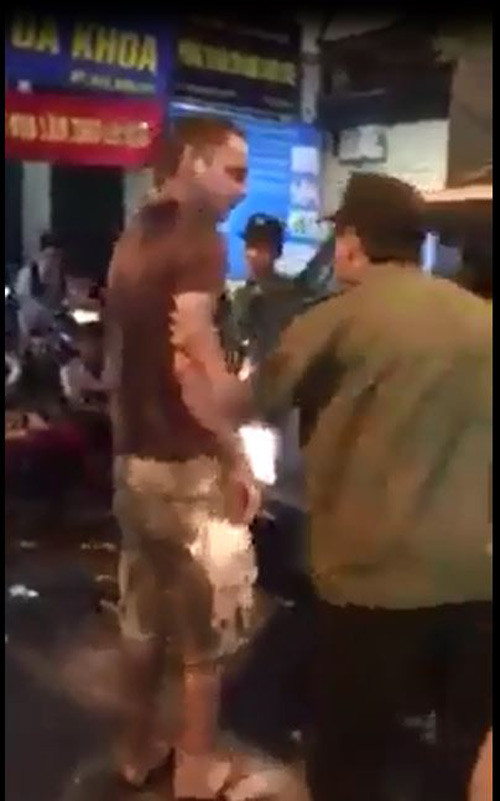 Xon xao trai Tay chan xe bien xanh tren pho di bo o HN-Hinh-2