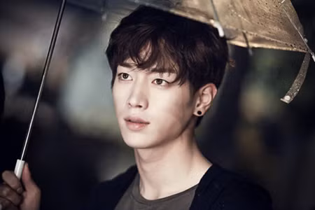 Baek In Ho trong "Cheese in The Trap": Trong phim, Seo Kang Joon vào vai một nghệ sĩ piano Baek In Ho có quá khứ dữ dội. Hàng loạt sự kiện như mất cha mẹ, bị bạn thân nhất phản bội và không thể thực hiện được ước mơ trở thành nghệ sĩ piano đã biến In Ho trở thành một nhân vật tuy cứng nhắc, dễ nổi nóng nhưng cũng dễ đồng cảm và dễ yêu. Sự trái ngược giữa tính cách bad-boy và tình yêu trong sáng của anh dành cho Hong Seol khiến khán giả cực kỳ yêu thích nhân vật này. Rất nhiều fan đã đổ gục trước cảnh sao Hàn này đánh trả lại kẻ lén theo dõi Hong Seol.