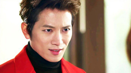  Shin Sae Gae trong "Kill me, Heal me": Nhân vật Sae Gae do Ji Sung thủ vai là một trong những nhân cách riêng biệt và màu mè nhất trong phim. Nhân vật này lúc thì bảo vệ người yêu Oh Ri Jin quá mức, lúc lại vô cùng ngây thơ thuần khiết khi mua đồ chơi để dỗ người yêu vui. chính những chi tiết tuy rất nhỏ nhưng lại cực ý nghĩa này đã khiến các fan đổ gục trước chàng Ji Sung đã có một vợ một con.