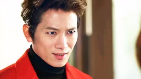  Shin Sae Gae trong "Kill me, Heal me": Nhân vật Sae Gae do Ji Sung thủ vai là một trong những nhân cách riêng biệt và màu mè nhất trong phim. Nhân vật này lúc thì bảo vệ người yêu Oh Ri Jin quá mức, lúc lại vô cùng ngây thơ thuần khiết khi mua đồ chơi để dỗ người yêu vui. chính những chi tiết tuy rất nhỏ nhưng lại cực ý nghĩa này đã khiến các fan đổ gục trước chàng Ji Sung đã có một vợ một con.