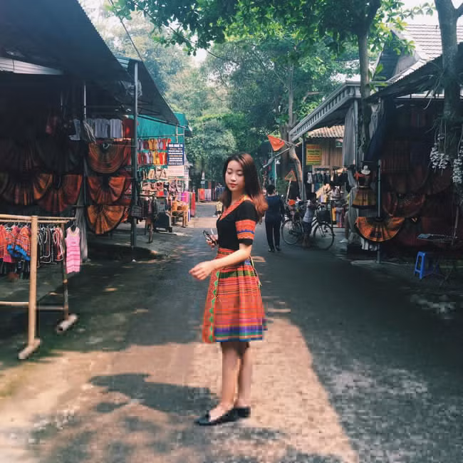 Đỗ Mỹ Linh cho hay, sau khi Kỳ Duyên đăng quang Hoa hậu, cả hai ít liên lạc với nhau nhưng cô vẫn dõi theo các hoạt động của người bạn cùng trường. Về những scandal người đẹp Nam Định gặp phải trong thời gian gần đây, cô chia sẻ: "Em đăng quang Hoa hậu khi 20 tuổi nhưng vẫn còn run, trong khi Kỳ Duyên đăng quang trước em 2 năm, khi còn rất trẻ nên có thể có mắc lỗi nhưng không ai hoàn hảo cả. Ai cũng có ưu điểm riêng. Em hy vọng, chúng em sẽ ngày càng hoàn thiện bản thân hơn".