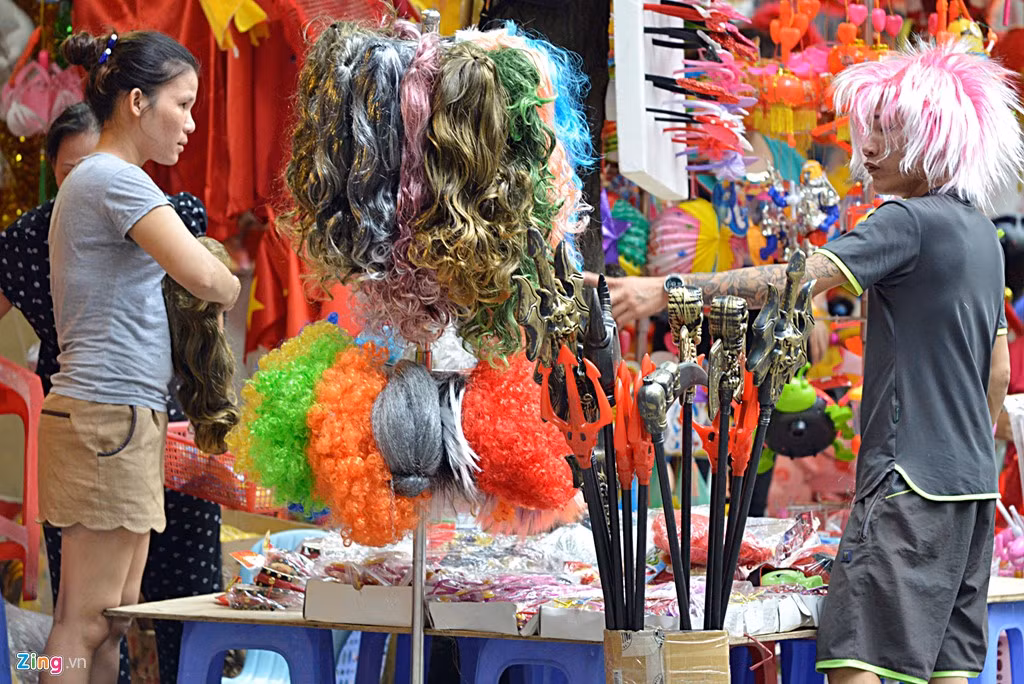 Các món đồ chơi này không có tem hợp quy, không in tiếng Việt và nhà nhập khẩu, thay vào đó là chữ Trung Quốc.