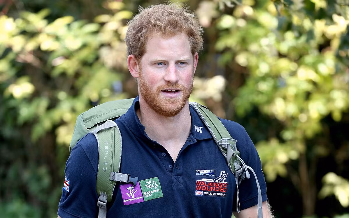 Trong một chuyến đi đến châu Phi, hoàng tử Anh Harry xứ Wales, nước Anh vừa giải cứu một con cá sấu dài 4m bị mắc kẹt. Những hình ảnh tuyệt vời này cho thấy chàng trai hoàng gia đưa con cá sấu bị thương vào bờ, giúp gỡ bỏ một cái móc kim loại khỏi miệng của nó.