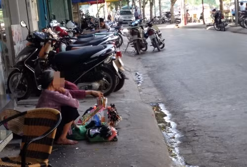 Bà Hoa phải tìm cách thoát khỏi sự kiểm soát của các "thế lực ngầm".