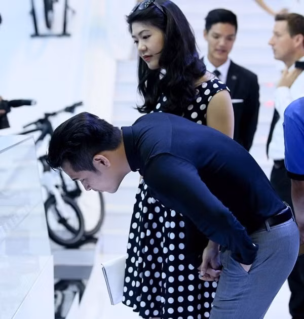 Vốn là người nổi tiếng, hoạt động trong giới showbiz, bạn gái là cơ trưởng với lịch bay dày đặc nhưng cặp đôi vẫn luôn giữ được mối quan hệ hài hòa. Để thể hiện tình yêu, nhiều khi Trương Thế Vinh tranh thủ đón bạn gái sau những chuyến bay, đưa Đông Phương đi làm. Khi Đông Phương ở nước ngoài, hai người vẫn trò chuyện thường xuyên qua Facebook…Biết bạn gái là cơ trưởng lại có tính trách nhiệm nên hay thiếu ngủ, Trương Thế Vinh tâm lý mua dược liệu giúp ngủ sâu tặng người yêu…Trong tình yêu, Trương Thế Vinh thừa nhận là người khô khan nhưng Đông Phương là người hiểu chuyện nên đôi tình nhân vẫn luôn giữ được mối quan hệ ngọt ngào. (Ảnh: Zing)