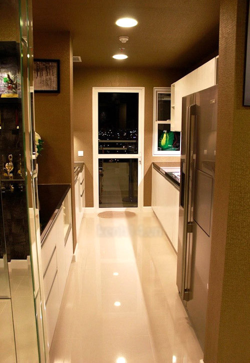 hòng bếp mang hai gam màu đen trắng đối lập vừa đơn giản mà không kém phần sang trọng.