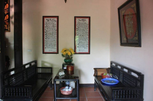 Cạnh gian thờ là gian tiếp khách - thiết kế đặc trưng của nhiều ngôi nhà đồng bằng Bắc Bộ.