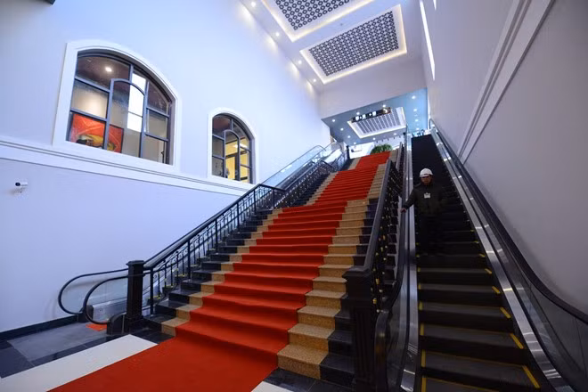 Hệ thống cầu thang dẫn lên điểm khởi hành tuyến cáp treo chính được thiết kế sang trọng, hiện đại với cả thang bộ và thang máy.