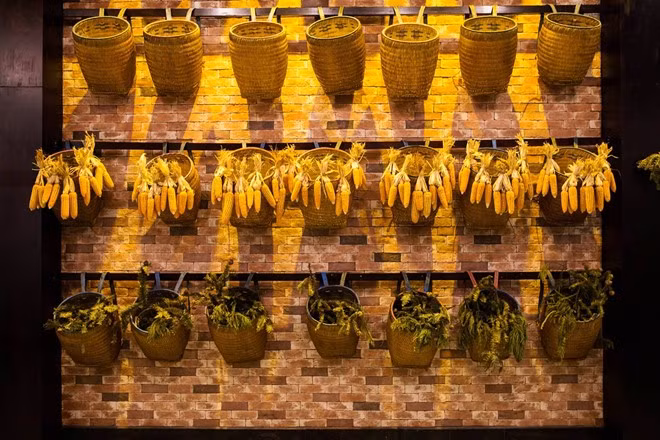 Những hình ảnh quen thuộc với đồng bào các dân tộc hiện lên đẹp hơn nhờ nghệ thuật sắp đặt trong không gian sang trọng.