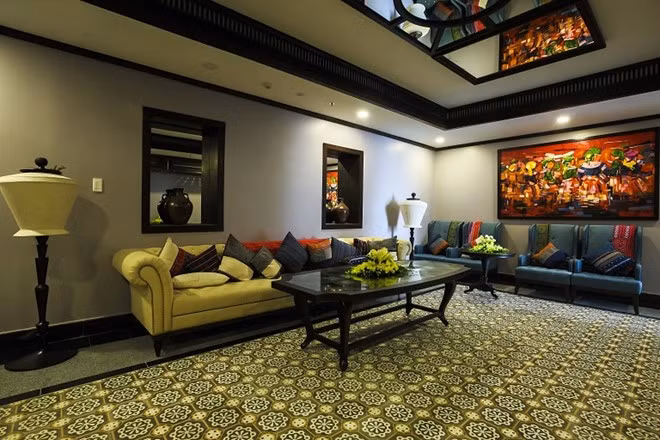 Điều đặc biệt là mỗi đường nét kiến trúc và chi tiết trang trí đều được Bill Bensley dày công chắt lọc từ những tinh túy trong hoa văn thổ cẩm của đồng bào dân tộc Tây Bắc, tạo nên một công trình vừa lộng lẫy, vừa hài hòa tuyệt đối với thiên nhiên.