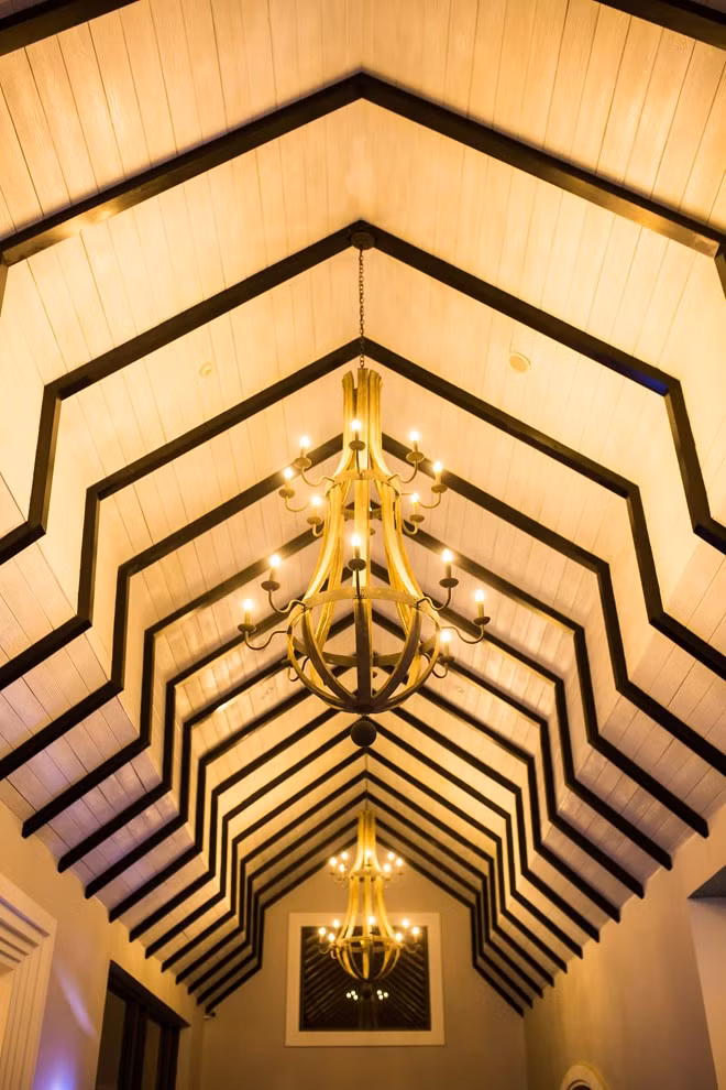 Vẫn đâu đó phong cách châu Âu cổ điển từ thiết kế của vị kiến trúc sư lừng danh thế giới với lớp tường dày, vòm cửa sổ cao sát mái kèm các họa tiết tinh xảo.