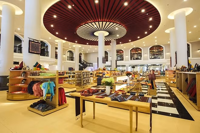 Quầy lưu niệm Tuyết Tùng được thiết kế ấn tượng, không chỉ là nơi giới thiệu những sản phẩm lưu niệm độc đáo, mà còn là không gian trưng bày đậm tính nghệ thuật, hút du khách.