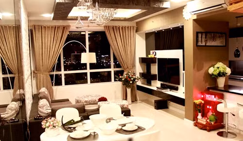 1. Căn hộ triệu đô xa xỉ ở Quận 7 Khoảng thời gian cuối năm 2012, Cao Thái Sơn đã dọn đến sống tại một căn hộ cao cấp ở quận 7, TP. HCM. Nam ca sĩ bật mí rằng khâu thiết kế nội thất và sắm sửa vật dụng trong nhà đều do chính anh thực hiện. Anh cũng chia sẻ thêm rằng: "Mua nhà để bản thân ổn định, có thể lấy vợ và sinh con là được rồi". Căn hộ xa xỉ của nam ca sĩ "Con đường mưa" nằm ở tầng 21 của tòa nhà chung cư cao 33 tầng. Với diện tích 106m2, Cao Thái Sơn sử dụng những gam màu đơn giản như trắng, đen và nâu để trang trí nội thất. Đồ vật trong nhà cũng không hề cầu kỳ nhưng vẫn rất tiện nghi, cá tính.